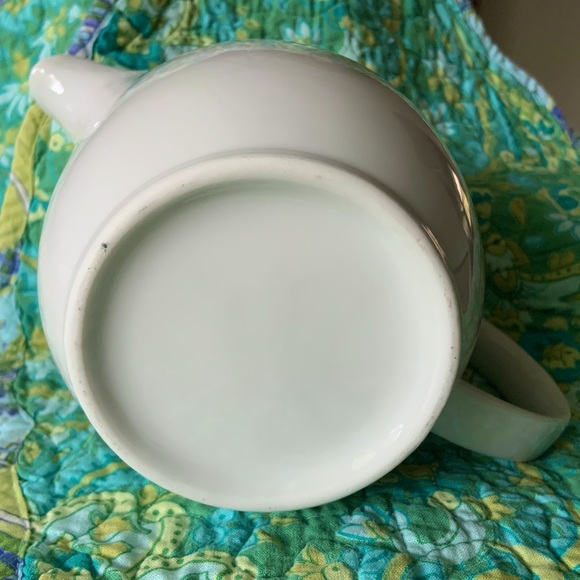 Small White Ceramic 5 Cup Minimalist Tea Pot - Picture 6 of 7